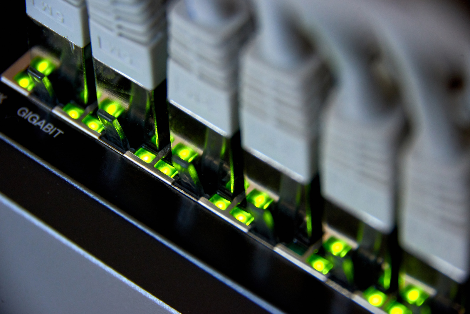 Gigabit network switch with active green links