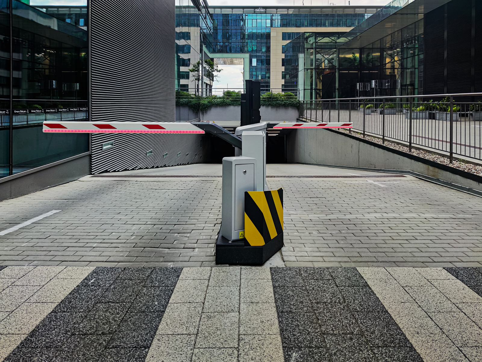 Automatic vehicle access gate at a commercial property